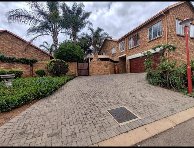 5 BEDROOM HOUSE FOR SALE IN AMBERFIELD GLEN